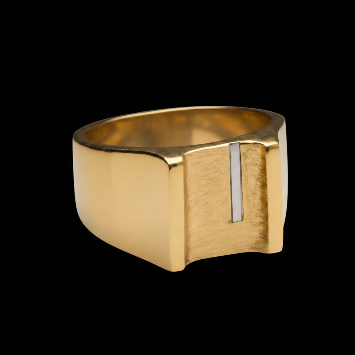 Mantor Tor 18 solid 18K gold signet ring with vertical stripe inlay on black background
